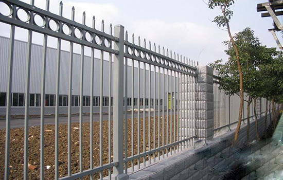 1米2pvc塑鋼草坪護欄安裝施工