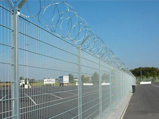 足球場隔離柵選擇什么樣的護欄網合適